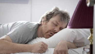 مخاطر النوم على البطن