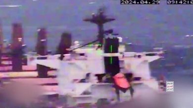 اليمن | مشاهد استهداف السفينة الإسرائيلية cyclades بطائرة مسيرة في البحر الأحمر