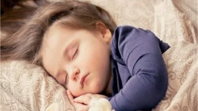 كيف تساعد طفلك على النوم وحده في فراشه