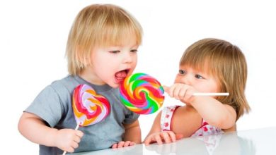 مخاطر إفراط الأطفال في تناول الحلويات في العيد