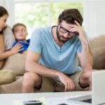 فهم كيفية تأثير المشكلات المالية على أطفالك وما يمكنك فعله للمساعدة