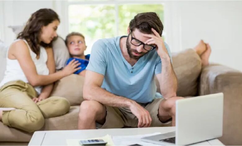 فهم كيفية تأثير المشكلات المالية على أطفالك وما يمكنك فعله للمساعدة