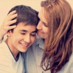 طريقة تأثير الأم على ابنها المراهق