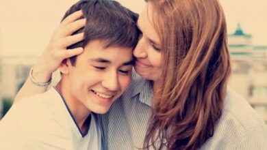 طريقة تأثير الأم على ابنها المراهق