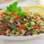 طريقة تحضير سلطة الكينوا بالكمثري المشوية ودبس التمر