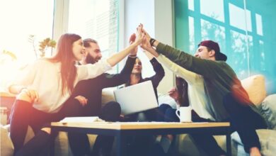 الفرق بين النمو الشخصي والنضج العاطفي لدى الشباب