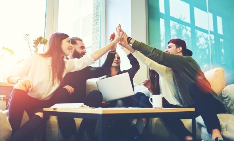 الفرق بين النمو الشخصي والنضج العاطفي لدى الشباب