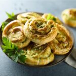 طريقة تحضير سينابون الجبنة والزعتر والزيتون ..