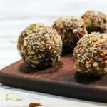 كرات التمر بالجوز والزبيب