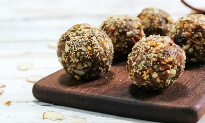 كرات التمر بالجوز والزبيب