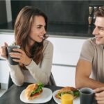 كيف أحعل زوجي يصارحنى بمشاعره ؟