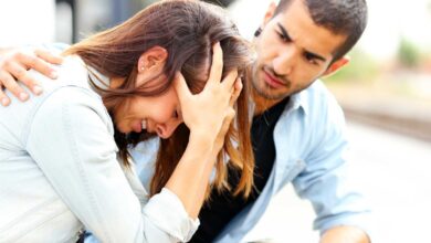 كيف أعرف أنه يحبني وهو يتجاهلني ؟