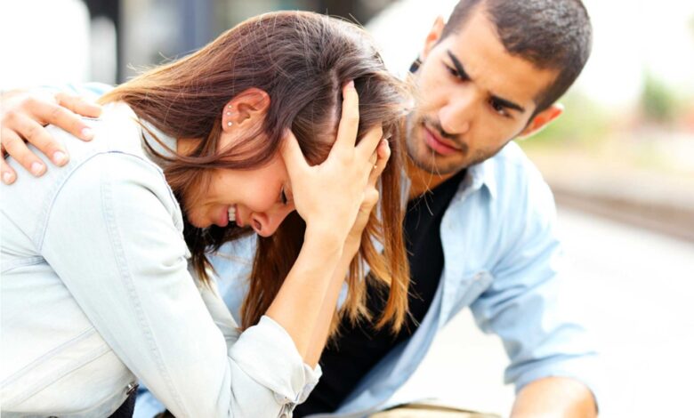 كيف أعرف أنه يحبني وهو يتجاهلني ؟