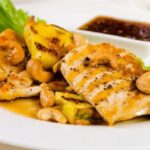 طريقة تحضير دجاج مشوي بصوص الفول السوداني للرجيم