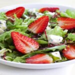 طريقة تحضير سلطة الجرجير والفراولة .