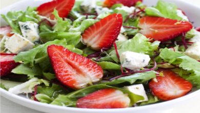 طريقة تحضير سلطة الجرجير والفراولة .