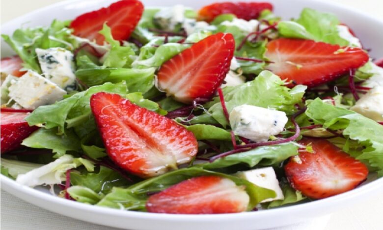 طريقة تحضير سلطة الجرجير والفراولة .