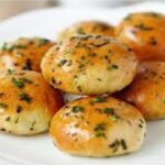 طريقة تحضير كرات الخبز بالثوم الشهية