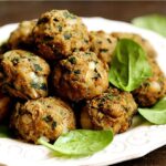 طريقة تحضير كرات السبانخ والكوسا المغطاة بالبقسماط المقرمش