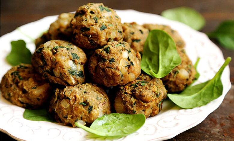 طريقة تحضير كرات السبانخ والكوسا المغطاة بالبقسماط المقرمش