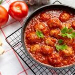 طريقة تحضير كفتة البرغل بصلصة الطماطم