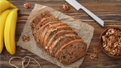 طريقة تحضير كيكة العسل بحشوة الموز المكرمل