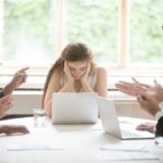 كيف تتعامل مع الإحراج الاجتماعي بين الزملاء