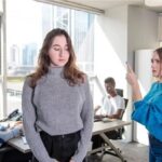 كيف تتعامل مع الإحراج الاجتماعي بين الزملاء ؟