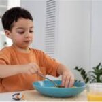 كيف تجعلين طفلك يسمع كلامك وهو مقتنع أنه يتخذ قراراته بنفسه ؟