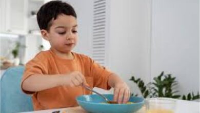 كيف تجعلين طفلك يسمع كلامك وهو مقتنع أنه يتخذ قراراته بنفسه ؟