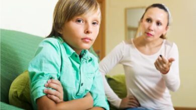 لماذا يكرر طفلك نفس السلوك الخاطىء رغم توجيهك له باستمرار ؟