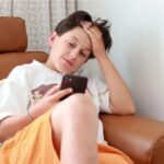 ماذا يحدث عندما تصادرين هاتف طفلك المراهق ؟ وكيف تفعلين ذلك ؟