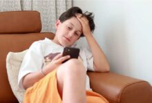 ماذا يحدث عندما تصادرين هاتف طفلك المراهق ؟ وكيف تفعلين ذلك ؟