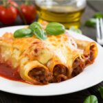 طريقة تحضير كانيلوني باللحم المفروم وصلصة الطماطم