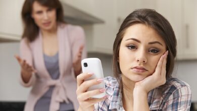 كيف تتجاوب الأسرة مع تغيرات أبنائها الحركية والنفسية أثناء المراهقة ؟