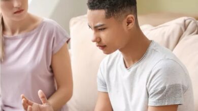 كيف تتعاملين مع المراهق المستفز ؟ ومتى يصبح الأمر مشكلة تستحق العلاج ؟