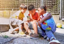 كيف يؤثر استخدام التواصل الاجتماعي على ثقة المراهقين والأطفال بأنفسهم ؟