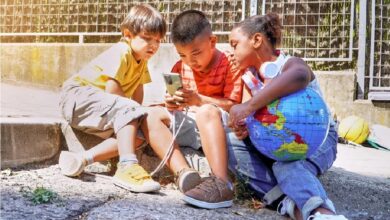 كيف يؤثر استخدام التواصل الاجتماعي على ثقة المراهقين والأطفال بأنفسهم ؟