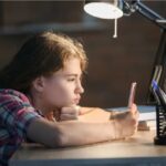 ماذا يحدث عندما تصادرين هاتف طفلك المراهق ؟ وكيف تفعلين ذلك ؟؟