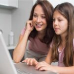 هل زاد العالم الرقمي من الفجوة بين الأباء والأبناء المراهقين ؟