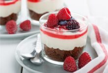 حلى كيك الشوكولاتة بالكريمة والتوت