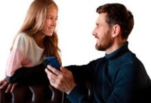 كيف يتعامل الأب مع ابنته في مرحلة المراهقة