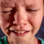 لماذا يبكي ابني المراهق بمجرد شعوره بالغضب أو الحزن ؟