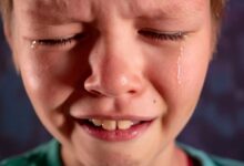 لماذا يبكي ابني المراهق بمجرد شعوره بالغضب أو الحزن ؟