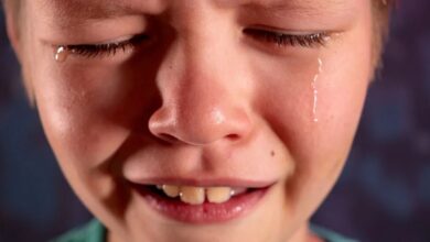لماذا يبكي ابني المراهق بمجرد شعوره بالغضب أو الحزن ؟