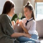 ماذا تقولين لابنتك المراهقة الصغيرة ؟... دليلك لبناء الثقة والوعي بينكما