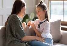 ماذا تقولين لابنتك المراهقة الصغيرة ؟... دليلك لبناء الثقة والوعي بينكما