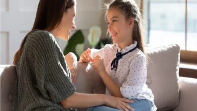 ماذا تقولين لابنتك المراهقة الصغيرة ؟... دليلك لبناء الثقة والوعي بينكما