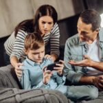 حيلا لعلاج الطفل المدمن على الوشيال ميديا