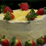 طريقة تحضير كيكة الليمون بالزبادي وصوص الفراولة